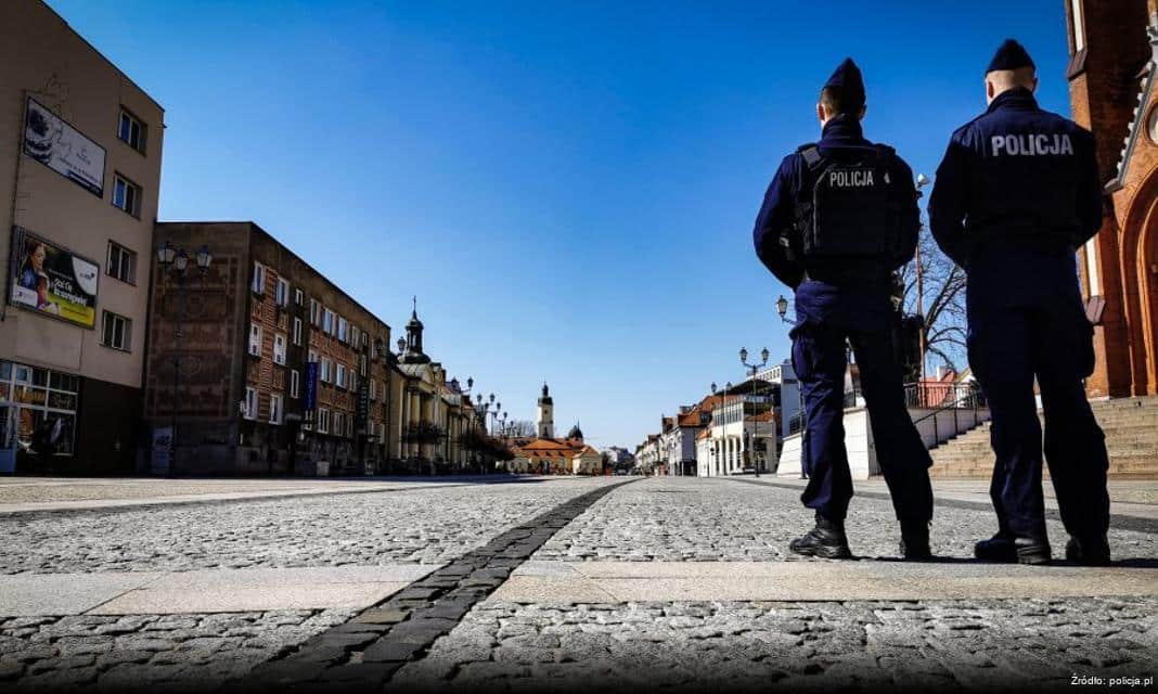 Nietrzeźwa kierująca uderza w zaparkowane auto z dziećmi na pokładzie